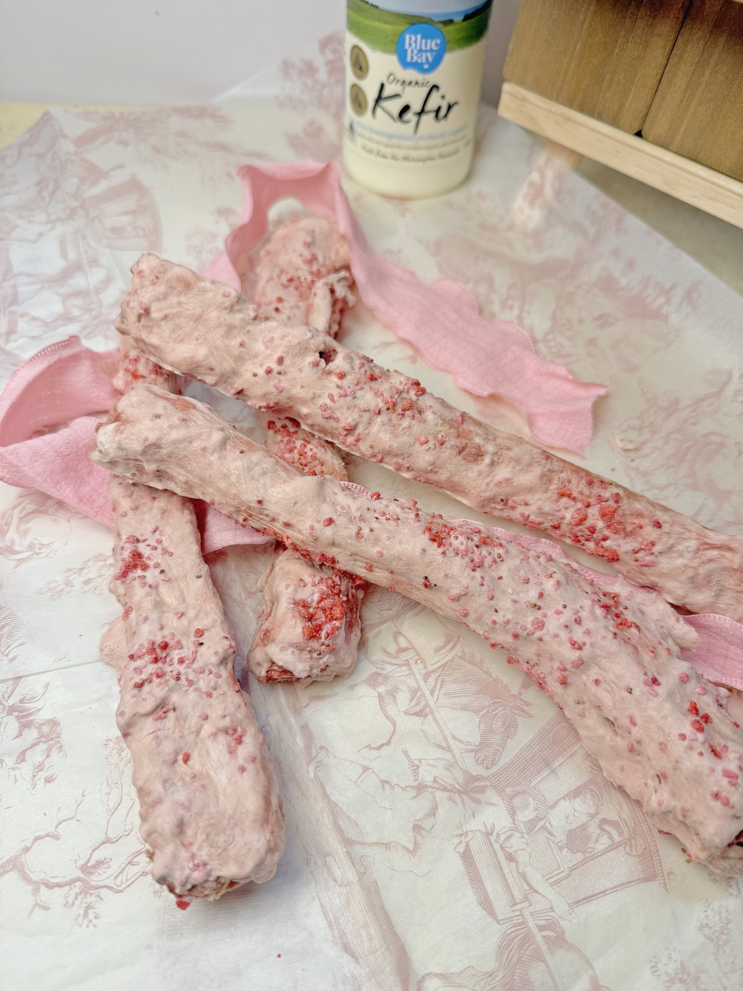 Kefir Goat Yogurt & Strawberry Coated Duck Neck | Maybo Freeze-Dried